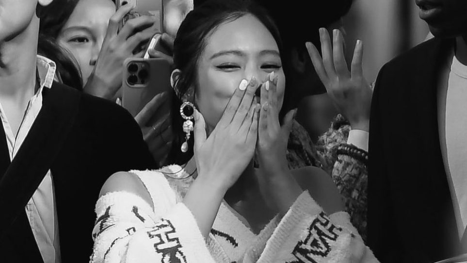 jennie’s flying kiss