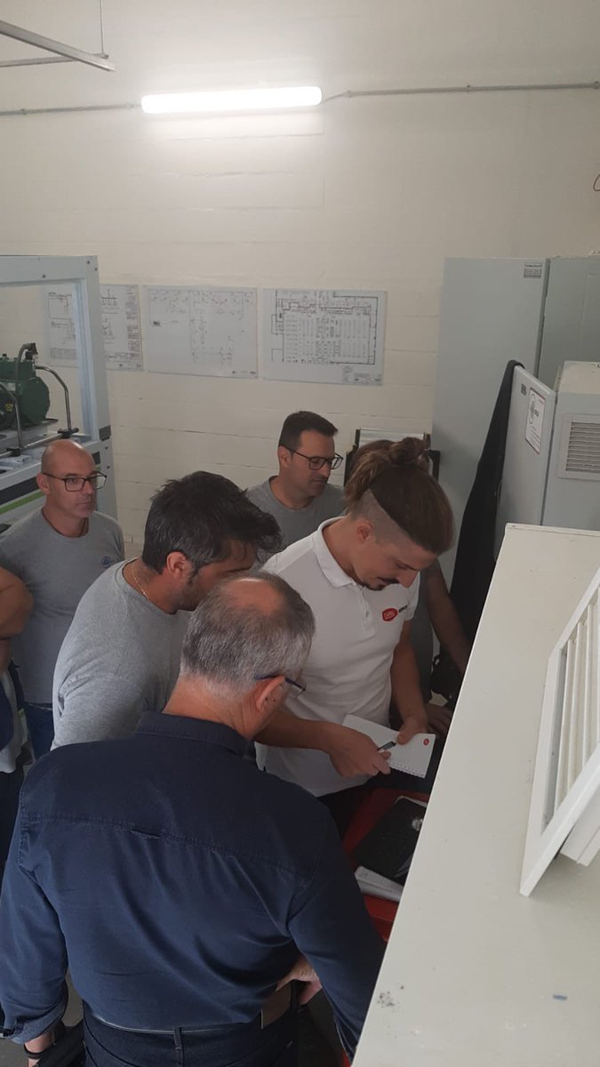 CAREL_Iberica's tweet image. Continuamos la formación a #Globalcold. Hoy, aprendizaje en campo de pRack, el control para centrales de compresores, y boss, nuestro sistema de #supervisión.
#CARELformación