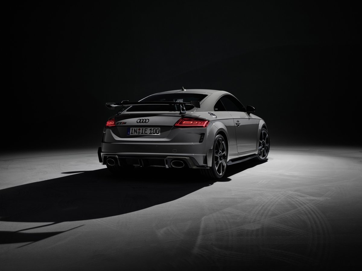 Introducing two special editions from Audi Sport 

📸 R8 V10 GT RWD
📸 TT RS Coupe Iconic Edition 

Both models will go on sale in the UK in very limited numbers. Only 11 TTs and 15 R8s are bound for the UK

👉More info: press.audi.co.uk/en-gb/