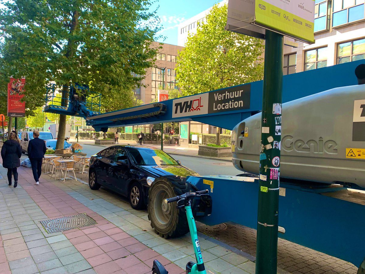 In Brussels you can park anywhere you like 
if it gets you there quicker
Leave your car on the sidewalk 
or under a cherry-picker