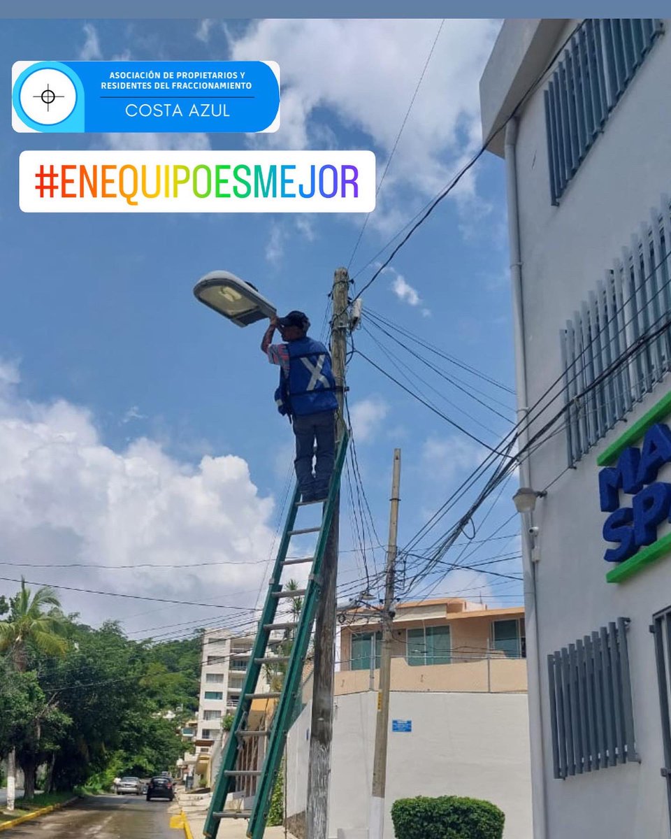 AcCostaazul's tweet photo. No venimos a tomarnos una selfie y presumir que cambiamos un foco, NOSOTROS SI SABEMOS TRABAJAR EN EQUIPO, porque  #EnEquipoEsMejor 👊🏼👊🏼

Seguimos trabajando en el cambio y reparación de luminarias de todo nuestro fraccionamiento #costaazul “Iluminar para transformar” #Acapulco https://t.co/puMRndeogH