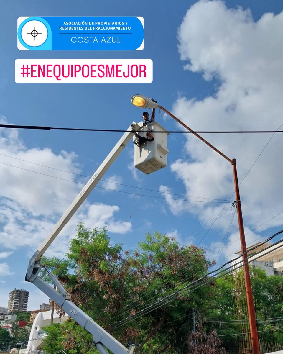 AcCostaazul's tweet photo. No venimos a tomarnos una selfie y presumir que cambiamos un foco, NOSOTROS SI SABEMOS TRABAJAR EN EQUIPO, porque  #EnEquipoEsMejor 👊🏼👊🏼

Seguimos trabajando en el cambio y reparación de luminarias de todo nuestro fraccionamiento #costaazul “Iluminar para transformar” #Acapulco https://t.co/puMRndeogH