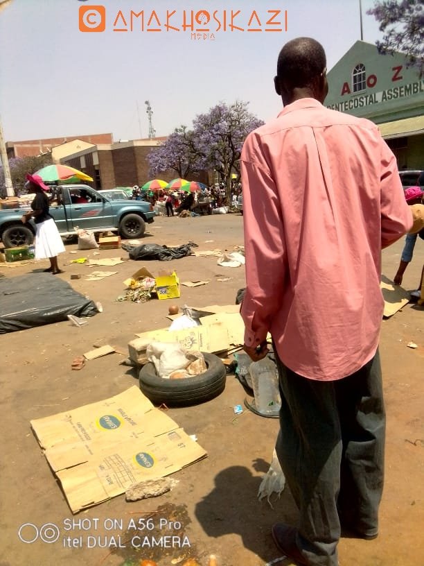 AmakhosikaziFM's tweet photo. The state of Market Street along Jsn Moyo in Byo, after Council police aided by uniformed state security agents raided the area to clear it of illegal vendors who've taken over parking bays &amp;shop pavements to sell their wares.This was causing traffic chaos for both cars &amp;shoppers https://t.co/o1OippXcVm