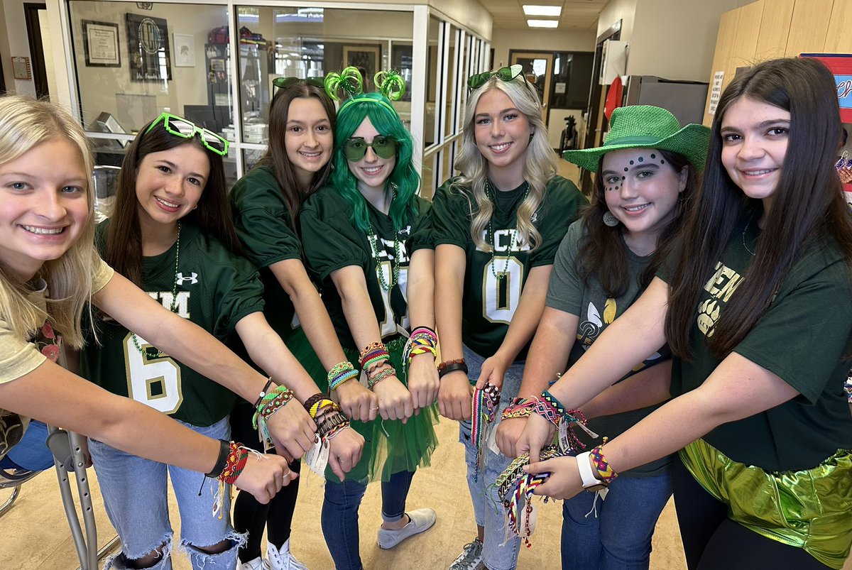 lcminteract's tweet photo. Pulsera Project bracelets go on sale today to benefit local artisans in Central America! $7 exact cash please. You can shop at our mtg this morning at 7:40. #COLORTHEWORLD https://t.co/jheFkDsM15