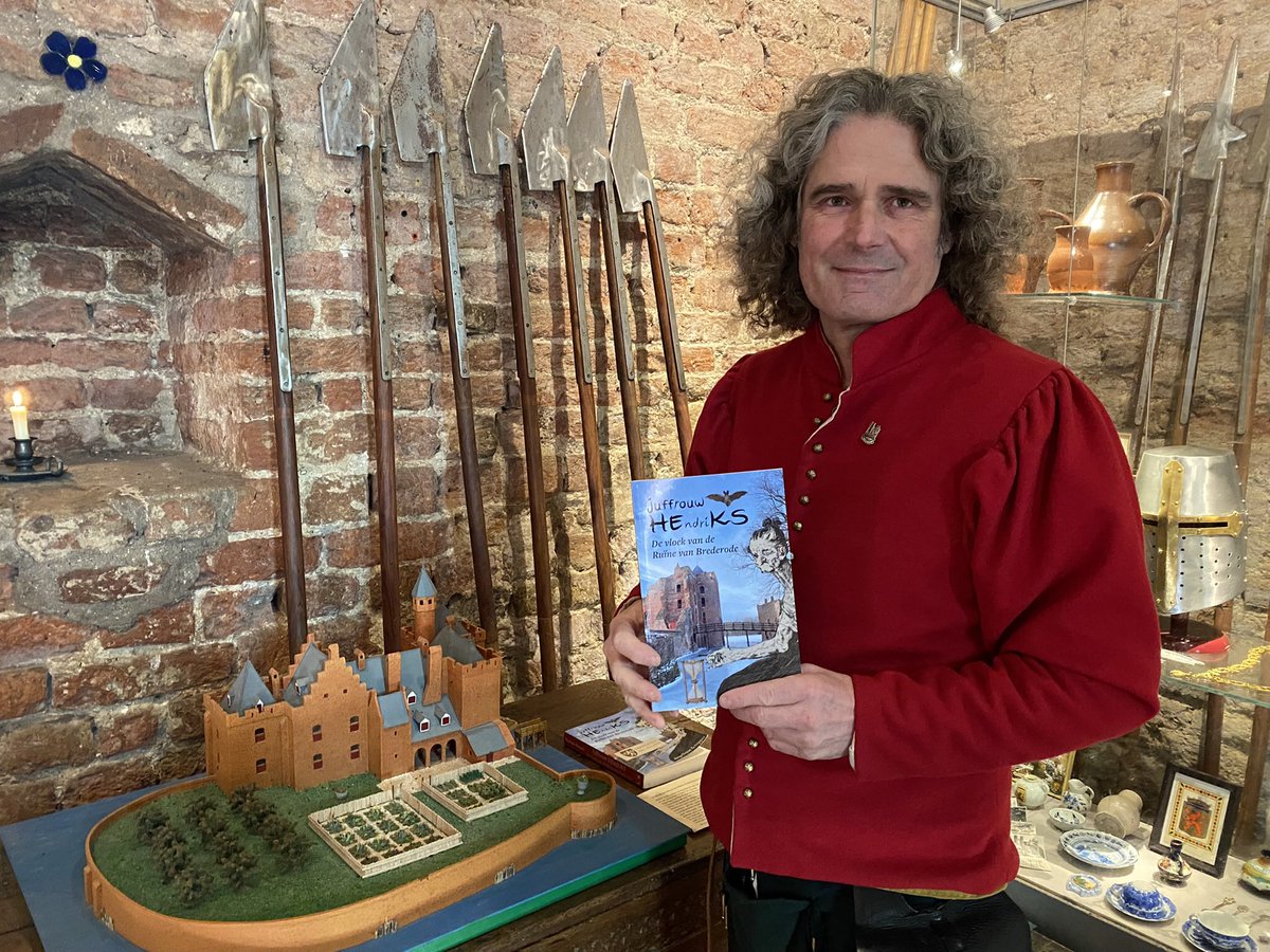 Beheerder Rob Kortekaas (meester Langeworst in het boek) geeft speciale rondleidingen op zaterdag 15 en zondag 16 oktober en vertelt over het boek: over de vloek, de geheime kamer en de ondergrondse gangen. Reserveer via ruinevanbrederode.nl.