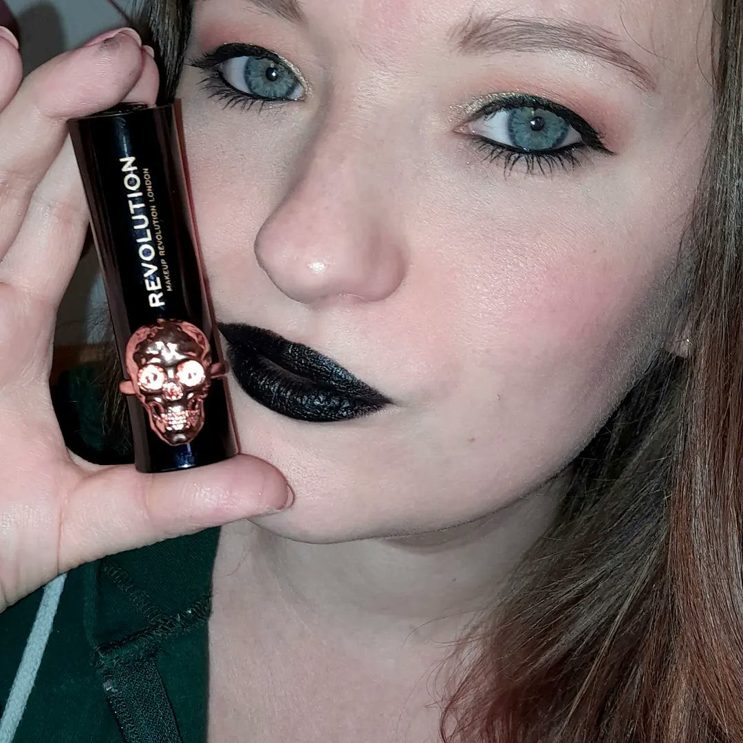 [Werbung, da Markenerkennung, selbst gekauft] Was war ich gespannt auf dieses Produkt, ich sags euch! 😁 Dieser schwarze #lippenstift von @makeuprevolution hat es mir richtig angetan 🖤 #schwarz #makeup #makeupliebe #revolutionbeauty #makeuprevolution #gekauft #geschminkt