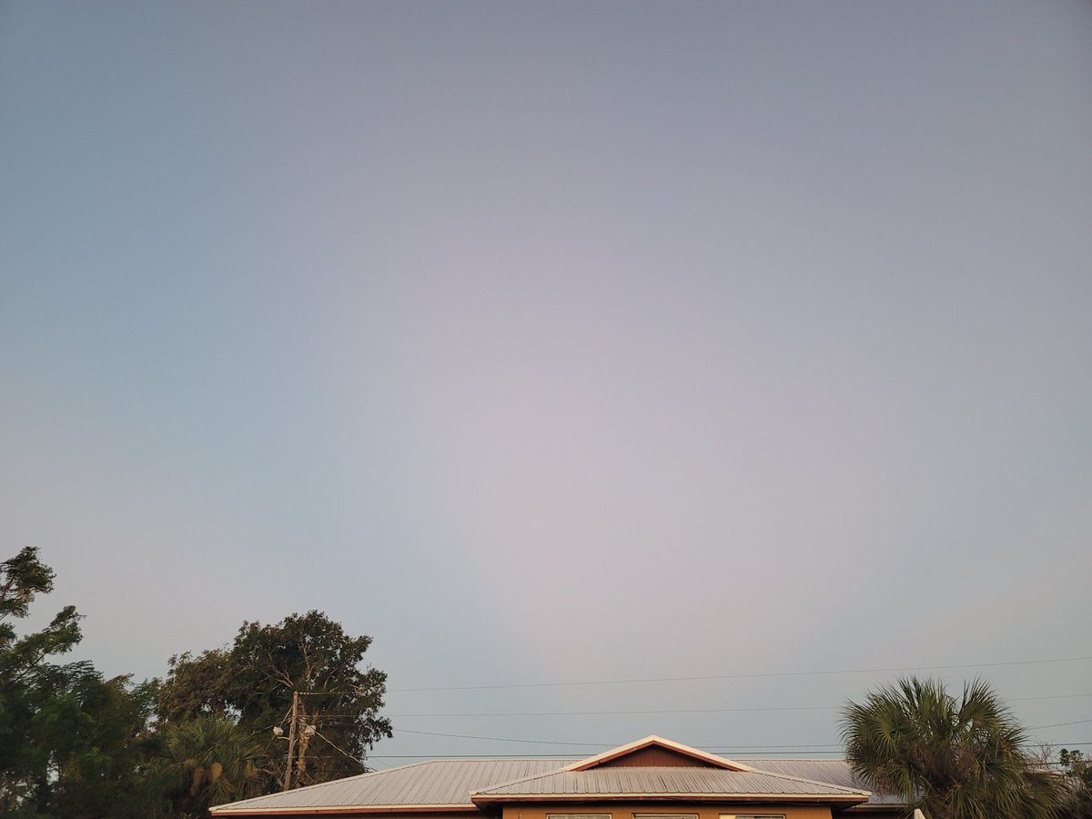 SpaceCoastSkies's tweet photo. Good morning, Tuesday! #sunrise #flwx #SpaceCoastSkies #StormHour #crepuscular #raysfordays https://t.co/RxdjDqxiFd