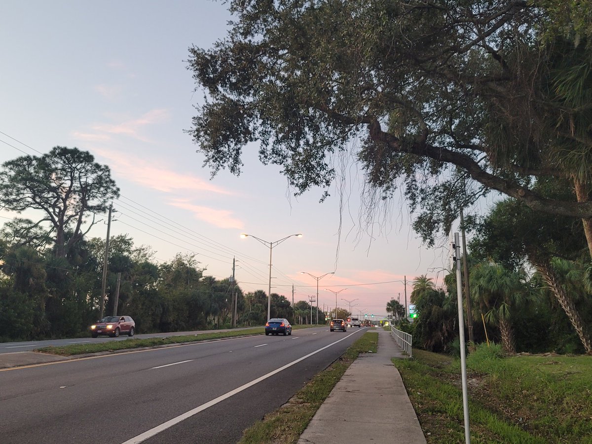 SpaceCoastSkies's tweet photo. Good morning, Tuesday! #sunrise #flwx #SpaceCoastSkies #StormHour #crepuscular #raysfordays https://t.co/RxdjDqxiFd