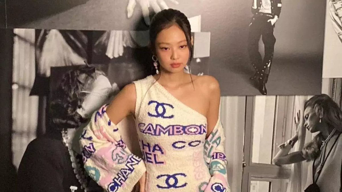 NEWSJENNlE's tweet photo. BLACKPINK’s Jennie cements her status as the ‘Global IT Girl’ at Paris Fashion Week https://t.co/x7OtCokNr2  #JENNIExCHANELSS23 https://t.co/kdWeb5QYcP