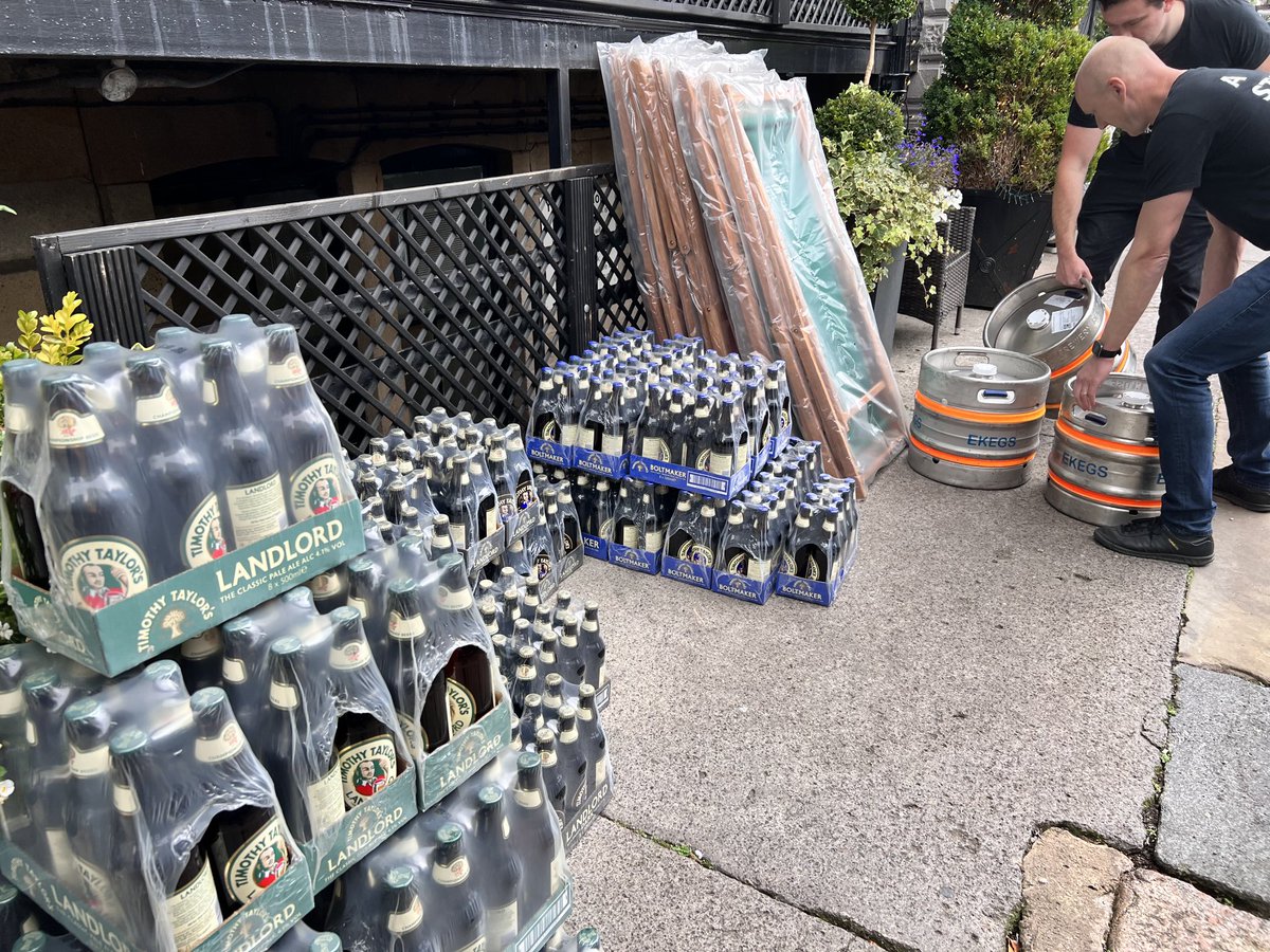 simoncotton69's tweet photo. It’s beginning to look a lot like #BeerClub 🍺🍺🍺🍺🍺👌
Back tonight in #Harrogate at #PickledSprout with another sell out evening this time with ⁦@TimothyTaylors⁩ ⁦@robertoxer⁩ ⁦@BarnesJonathanb⁩  ….. bound to be another late one !! 😆👍 https://t.co/MEABeLNGSz