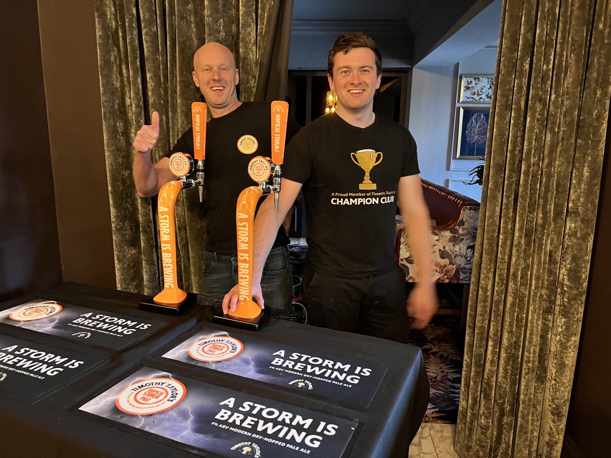 simoncotton69's tweet photo. It’s beginning to look a lot like #BeerClub 🍺🍺🍺🍺🍺👌
Back tonight in #Harrogate at #PickledSprout with another sell out evening this time with ⁦@TimothyTaylors⁩ ⁦@robertoxer⁩ ⁦@BarnesJonathanb⁩  ….. bound to be another late one !! 😆👍 https://t.co/MEABeLNGSz