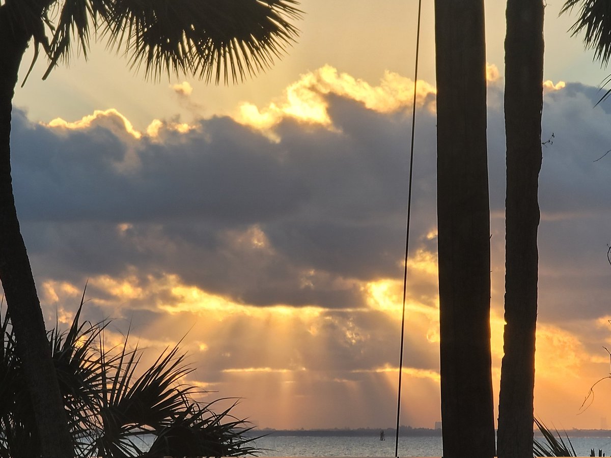 SpaceCoastSkies's tweet photo. Good morning, Tuesday! #sunrise #flwx #SpaceCoastSkies #StormHour #crepuscular #raysfordays https://t.co/RxdjDqxiFd
