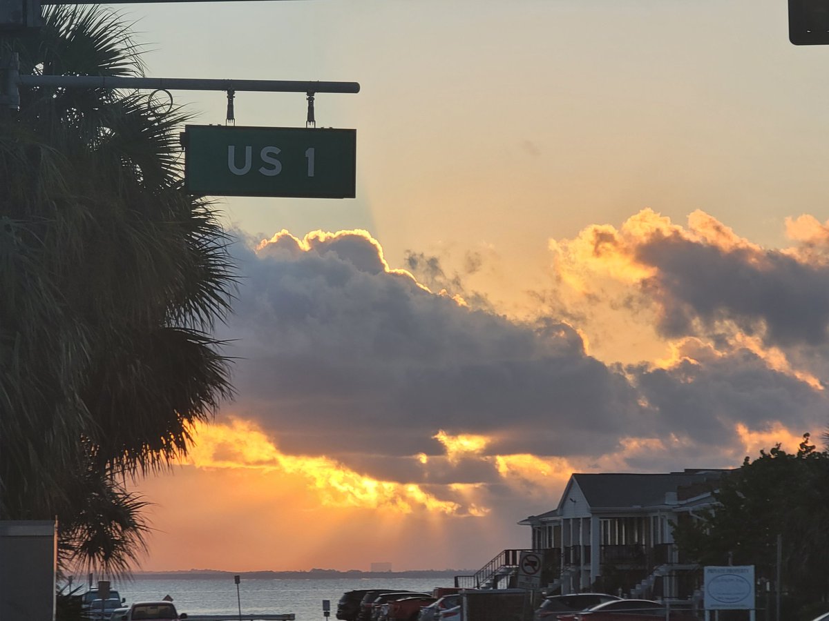 SpaceCoastSkies's tweet photo. Good morning, Tuesday! #sunrise #flwx #SpaceCoastSkies #StormHour #crepuscular #raysfordays https://t.co/RxdjDqxiFd