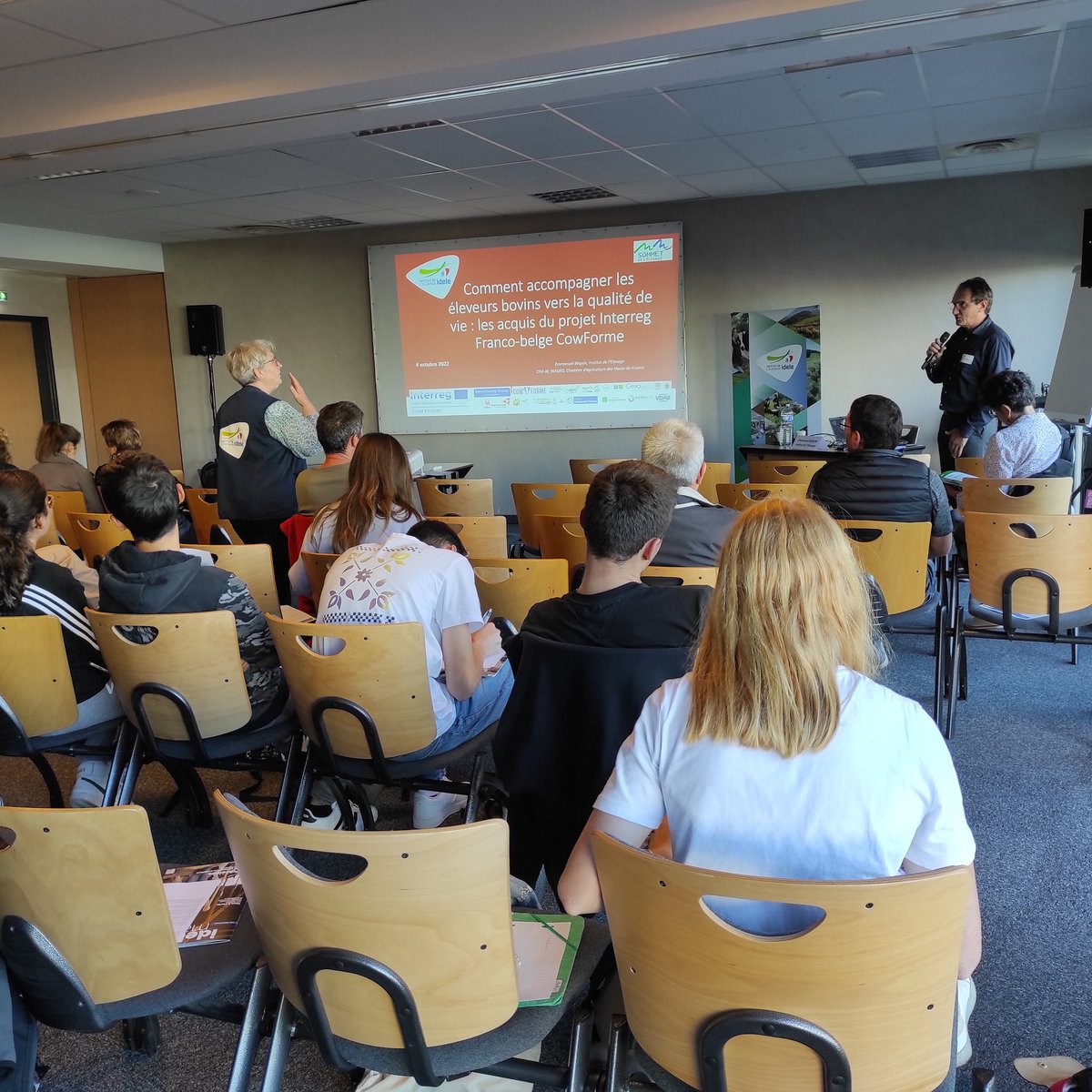 InstitutElevage's tweet photo. 🔴 En direct @sommetelevage | Conférence
👉 Comment accompagner les éleveurs #bovins vers une meilleure qualité de vie au #travail ?
↪ Tous les acquis du programme @InterregFWVL Franco-Belge 🇫🇷 🇧🇪 #CowForme
🔸 Avec notre collègue Emmanuel Béguin https://t.co/hxFILMP9Sx