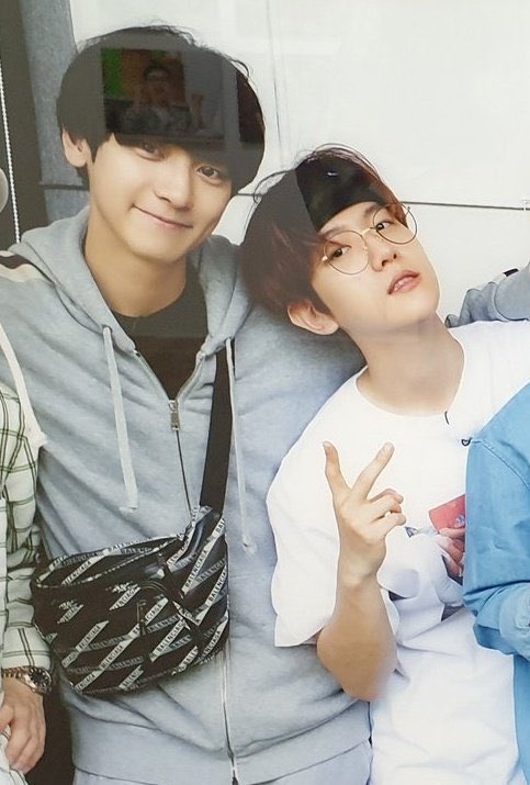 cloud_6104's tweet photo. Puppies leaning on Chanyeol’s chest 🥹🫶🏻 https://t.co/Nqd9JC7Xj9
