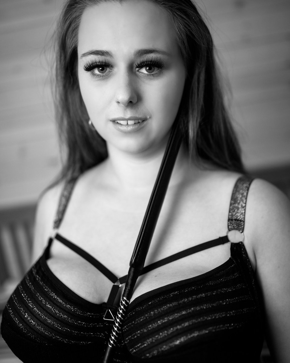 AmandaMinx_'s tweet photo. There’s nothing wrong with a good girl who has a naughty side 🫣😈 

#boudoirphotography #nsfwtwt #LINK  #fanvue #boudiourmodel #photography #mommygotbigboobs https://t.co/LxoLHBAxRO