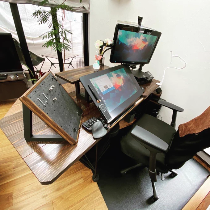 以前DIYで天板をでっかくしたアトリエのデスクに、更にぴったりなサイズの収納付きカウンターを制作して合体できました!アトリエスペースが充実してきた…!! 