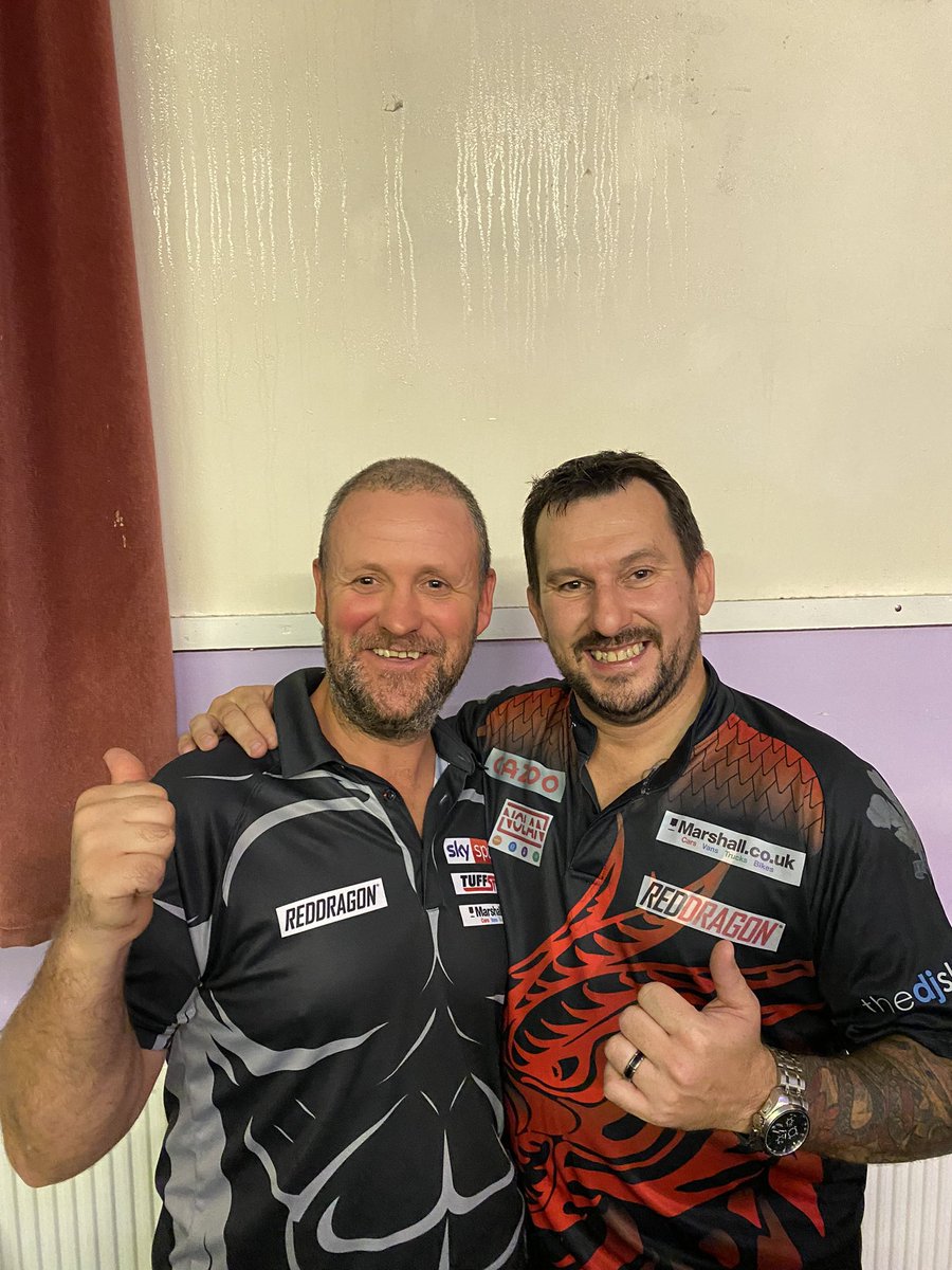 davsie1's tweet photo. @Gezzyprice great great night with @JonnyClay9 in Nanty Friday night hat to show him who’s boss though 🤣🤣 https://t.co/YeYsElynrY