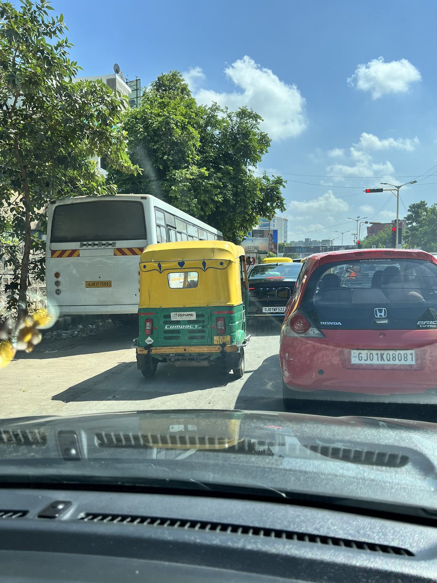 ankitzaveri's tweet photo. @AMCSWM This bus always gets parked here blocking the road for vehicles approaching to turn left at #bajrangcross road, traffic signal #sindhubhavan road #Ahmedabad. Please do needful @AhmedabadPolice @Anchor_Pankaj https://t.co/CChxwng6yl
