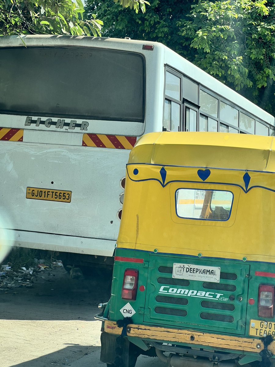 ankitzaveri's tweet photo. @AMCSWM This bus always gets parked here blocking the road for vehicles approaching to turn left at #bajrangcross road, traffic signal #sindhubhavan road #Ahmedabad. Please do needful @AhmedabadPolice @Anchor_Pankaj https://t.co/CChxwng6yl