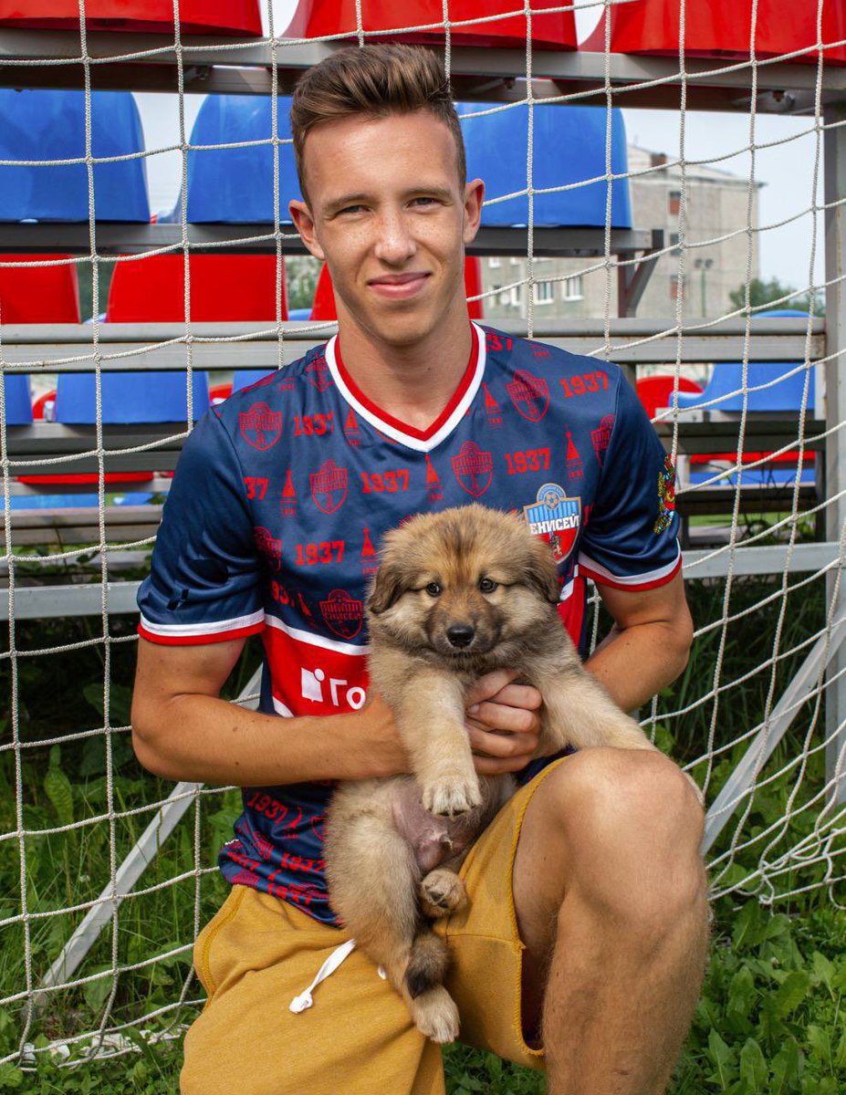 Красноярские футболисты отметили три домашних победы акцией в честь защиты животных

За умилительными фотографиями стоит большой смыл: спортсмены хотят помочь пёсам обрести любящего хозяина.