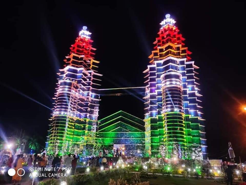 ShawShailesh's tweet photo. @Atheist_Krishna Malaysian twin tower theme Pandal, Kalyani, Nadia, West Bengal https://t.co/CJyKOYaTAF
