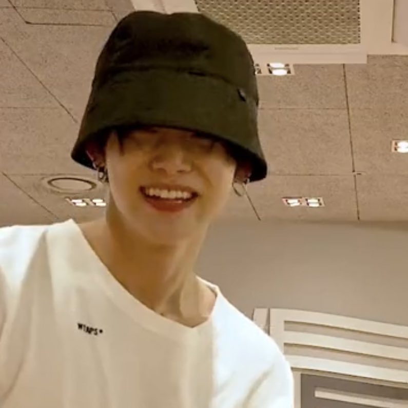 IS HE OFFICIALLY BACK TO BLACK HAIR?