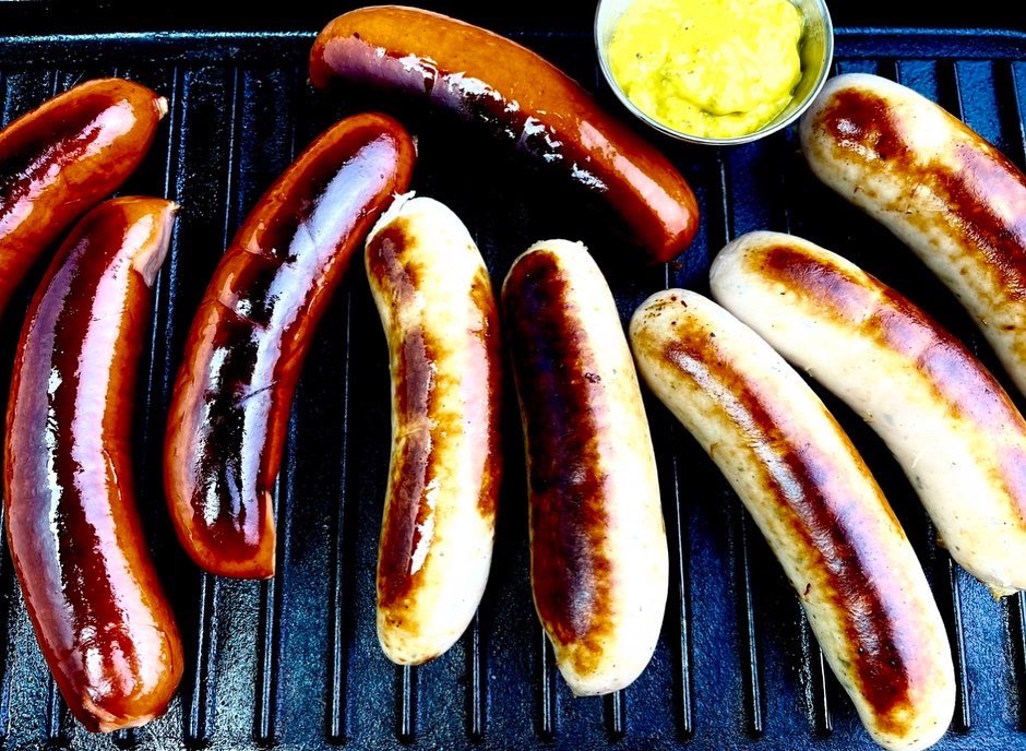 QCSausage's tweet photo. Taking advantage of this beautiful fall weather 🍁🌞
#tuesdayvibe #fallgrilling #craftsausages #tailgatingseason #smokedsausages #bratwursts #porkopolis #cincinnati https://t.co/lFS9aJGoeA