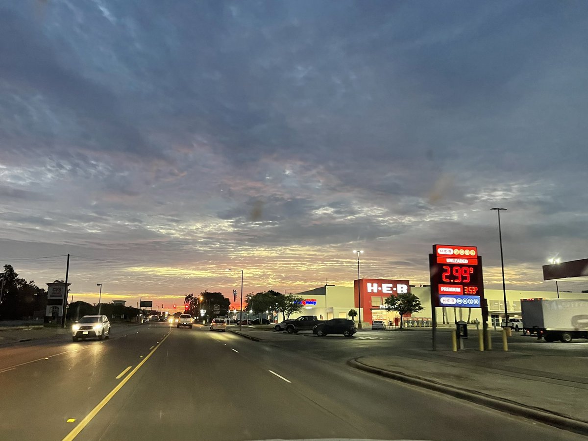TheDungeoneers's tweet photo. Texas Treasures, 15 seconds apart. @HEB #GodBlessTexas #WindshieldViews https://t.co/hUJkpP8rei