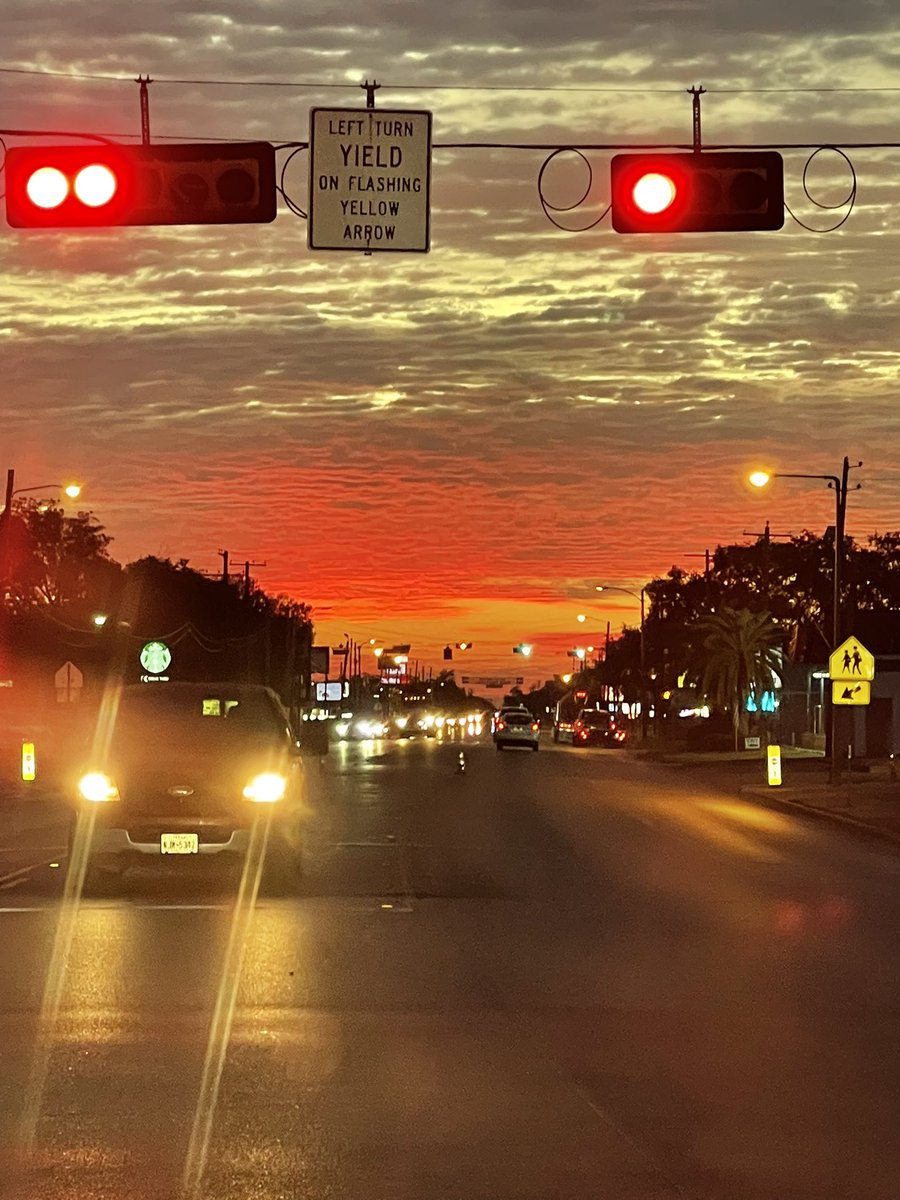 TheDungeoneers's tweet photo. Texas Treasures, 15 seconds apart. @HEB #GodBlessTexas #WindshieldViews https://t.co/hUJkpP8rei