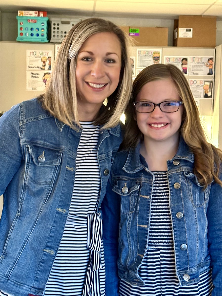 Twinning on Picture Day! 📷 <a href="/SLCSSayre/">Sayre Elementary</a> <a href="/SLCSD/">South Lyon Community Schools</a> #SayreSharks