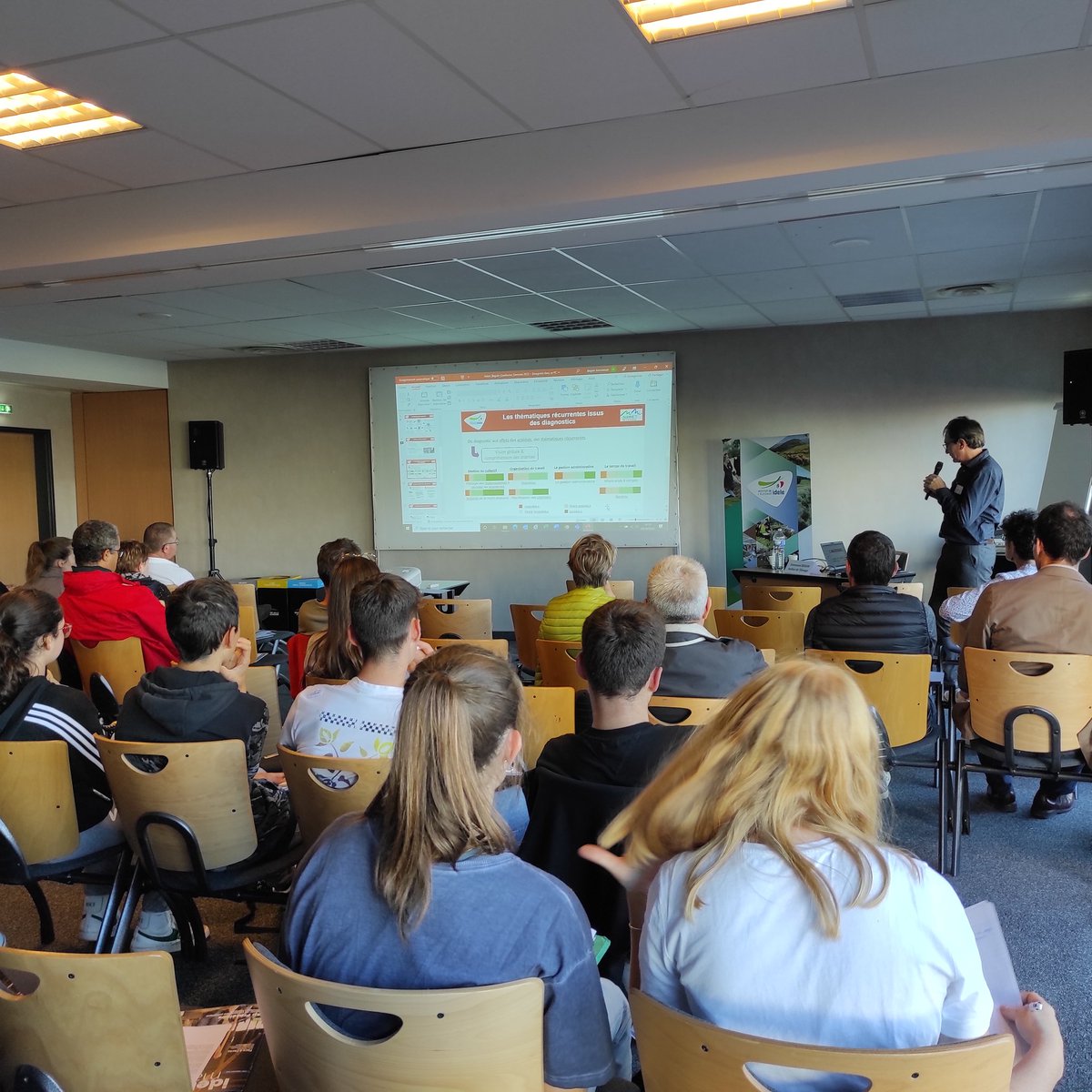 InstitutElevage's tweet photo. 🔴 Direct | Conf
#CowForm 👉 Pérénité de l'élevage laitier = main d'oeuvre et salariat
✅ Focus Farm : constitution de groupe d'éleveurs
↪️ 48 éleveurs mobilisés ➡️ diagnostics sur l'organisation du travail
👉 Améliorer les conditions de travail dans les exploitations laitières https://t.co/CLDf30iaoc