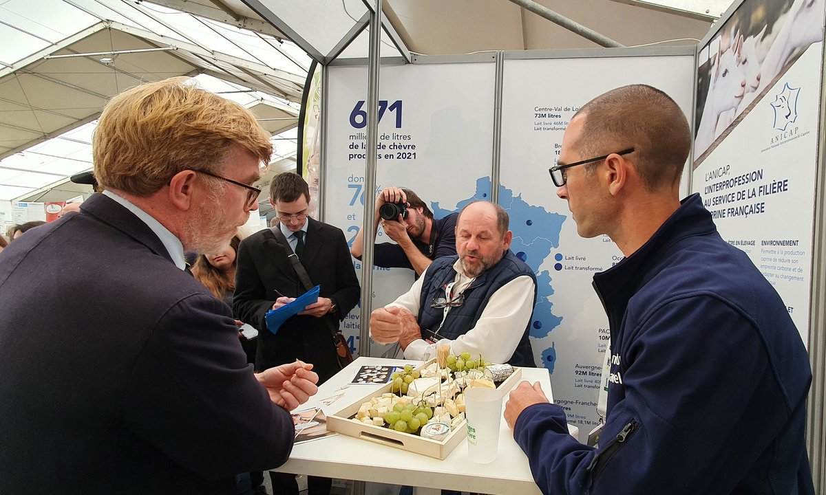 anicapfr's tweet photo. L'#ANICAP est au @SommetElevage dans le Hall 5 stand B3.
L'occasion de présenter la filière et les #races #caprines sur le ring avec @capgenes et d'échanger avec @MFesneau sur les problématiques #énergie et foncier à l'#installation. https://t.co/DDk4bv3xku