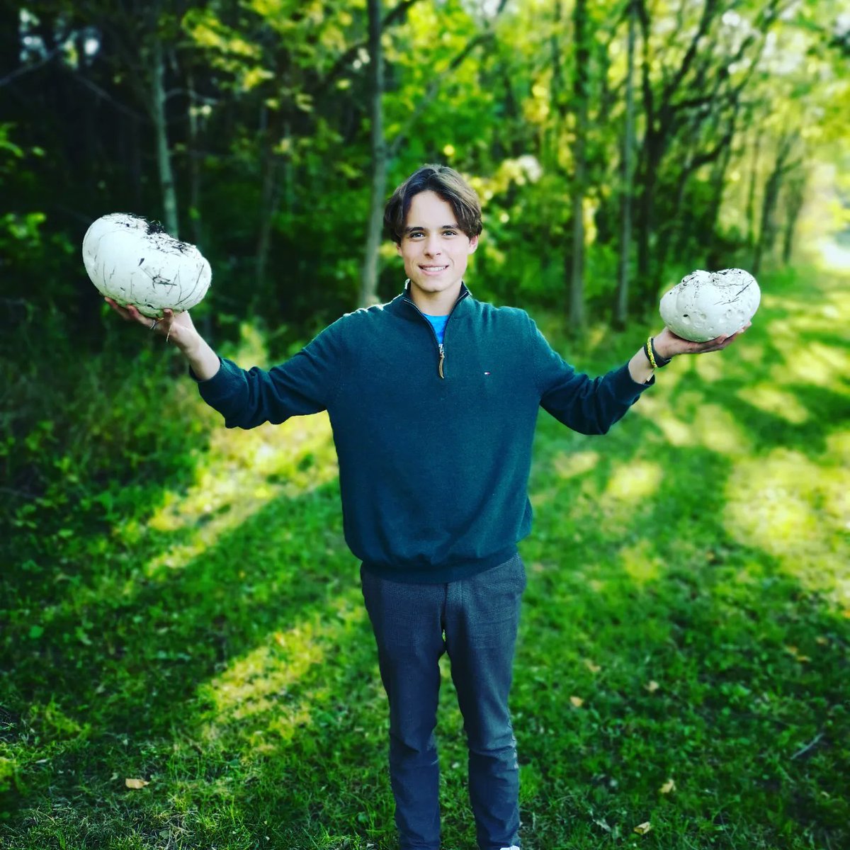 extonlearns's tweet photo. Tons of fun foraging giant puffball mushrooms from the @LakefieldCS woods to make soup together with the Rashleigh House crew last night. #RashleighLife #LCSboarding https://t.co/NPeBWHNPNu