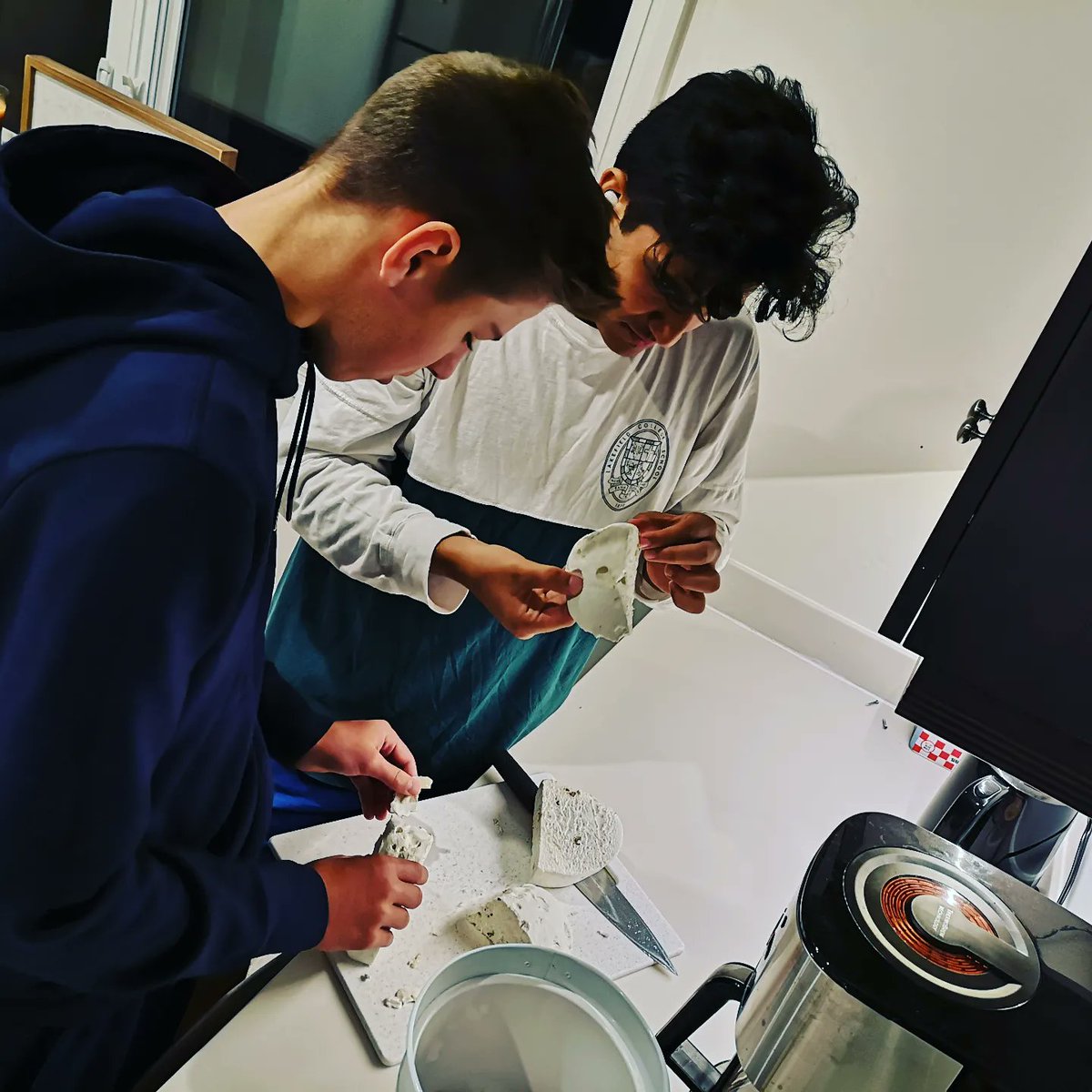 extonlearns's tweet photo. Tons of fun foraging giant puffball mushrooms from the @LakefieldCS woods to make soup together with the Rashleigh House crew last night. #RashleighLife #LCSboarding https://t.co/NPeBWHNPNu