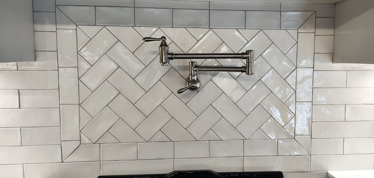exacttile's tweet photo. After &amp; Before Kitchen Backsplash featuring 3x6 &amp; 3x12 Cafe Milk Crackle, with Liner in Natural and Grout in Sterling. Tile &amp; Installation by @exacttile 

#beforeandafter #tile #tiledesign #tileinstallation #shoplocalknoxville #govols #tennessee https://t.co/H2bknClz1G