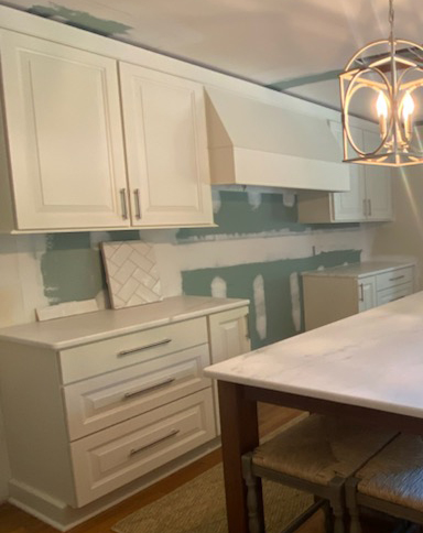 exacttile's tweet photo. After &amp; Before Kitchen Backsplash featuring 3x6 &amp; 3x12 Cafe Milk Crackle, with Liner in Natural and Grout in Sterling. Tile &amp; Installation by @exacttile 

#beforeandafter #tile #tiledesign #tileinstallation #shoplocalknoxville #govols #tennessee https://t.co/H2bknClz1G