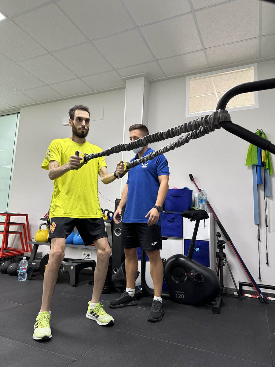 Hoy ha sido mi primer dia de entrenamiento, me veo en las fotos y pufff me duele estar tan bajo de peso, voy a seguir luchando como siempre hago e intentaremos tirar para adelante 💪🏽