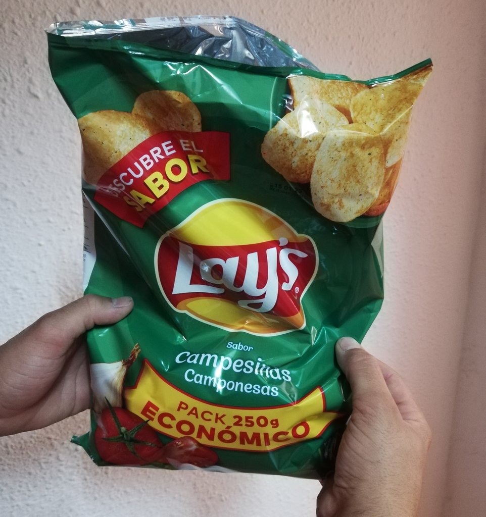 Noee16313's tweet photo. Bolsa recién abierta.
30% patatas 70% AIRE. casi 3€. Vaya "pack económico"😂😩
 @LaysESP esto es abusar un poco, no? https://t.co/GRM8Dnu5SH
