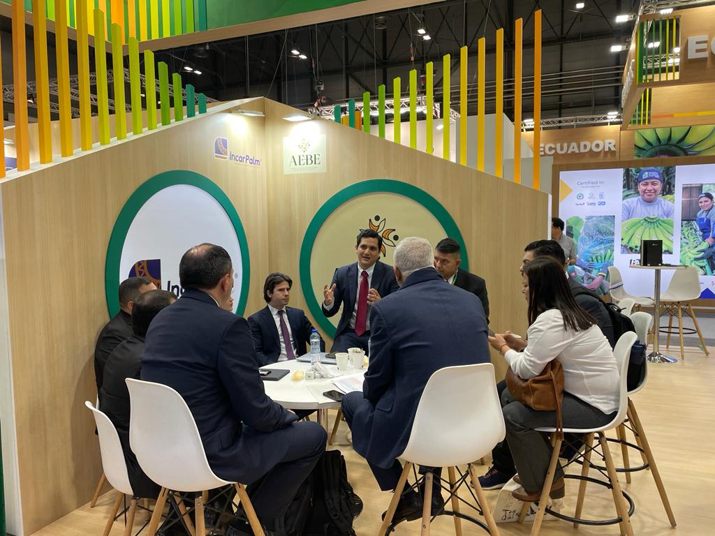 aebeecuador's tweet photo. ¡Inició la @FruitAttraction y junto con nuestros asociados estamos listos para dar a conocer nuestro banano al mundo! 🍌🇪🇨. Visítanos en el Pabellón 6 - Stand D03. Leer más en https://t.co/X5t4PWFxuy https://t.co/nsmxiGNonU