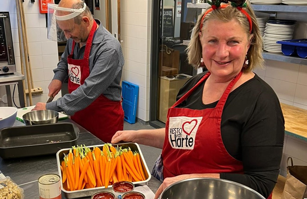 Resto VanHarte Utrecht organiseert op vrijdag 7 oktober om 17:30 uur in Buurtcentrum Bij de Buren in Parkwijk een Gigagroen Wildplukdiner, mét een korte excursie tussen de gangen naar eetbaar groen op straat. U-pas geldig. Meer info en aanmelden via: bit.ly/3yerDfB.