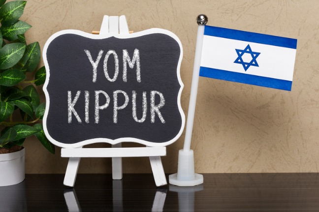 Esta tarde, al ponerse el sol, comienza #YomKippur. Centrado en la reflexión y el perdón, es el día más sagrado del judaísmo, e incluye ayunar por 25 horas, y ritos de oración donde asumimos nuevos compromisos para un mundo mejor.
גמר חתימה טובה
