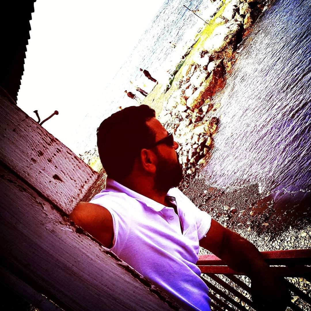 Aldırma!
rüzgarlarına, ağrılarına, tuzaklarına, infazlarına bu kentin;

atma yaralarının kabuklarını, biriktir...
bir mermi gibi isabet et keybetmenin kalbine;
beni tanımla, geceyi anla;
ben hiç kimseyim...
bak, binlerce hiç kimse!