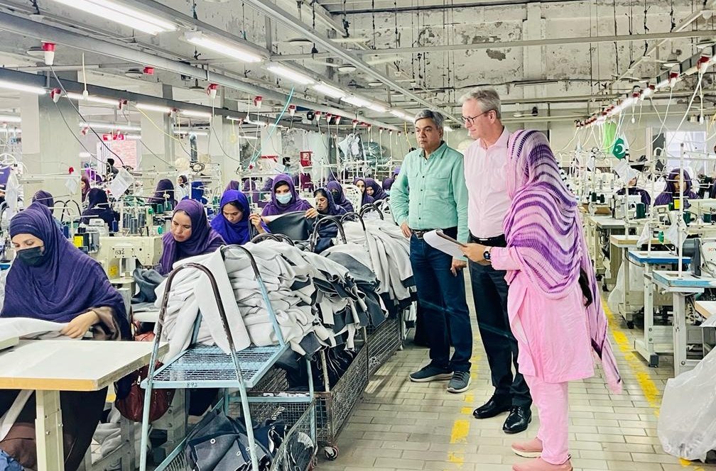 BelgiumISB's tweet image. Insightful visit to #Texpak, a flaghip 🇧🇪 investment in🇵🇰. This family knitwear company employs 87% of female workers and invests in sustainable and eco-friendly production methods. A great Ambassador of Belgium's values. @LahoreChamber @investinpak @GovernorHouseP @mincompk