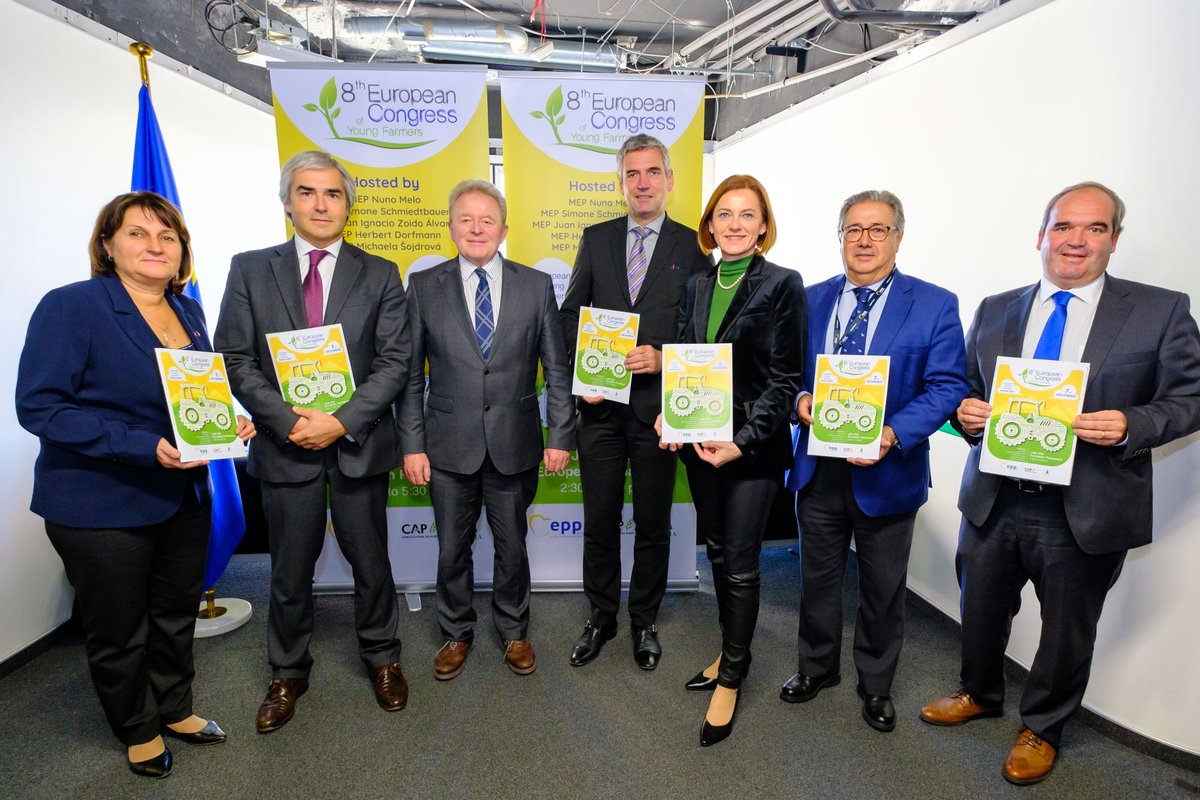 EUYoungFarmers's tweet photo. The 8th edition of our Congress will take place on the 7.12.2022
@NunoMeloCDS, @HerbertDorfmann, Simone Schmiedtbauer, @zoidoJI, @msojdrova, @agrinaopara &amp; @BruselasAsaja met with @jwojc,@EUAgri Commissioner to discuss this year's topic: the role of young farmers in food security https://t.co/qd335XnBqu
