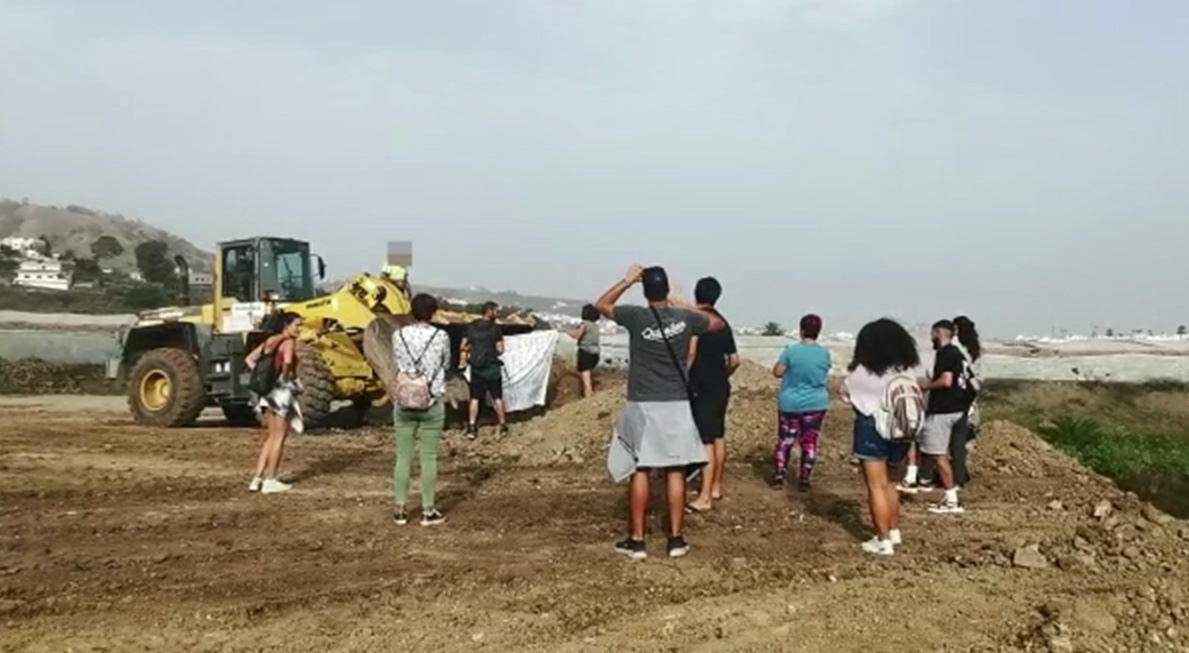 salvartejita's tweet photo. ÚLTIMA HORA: PARALIZACIÓN DE UNA PALA EN RIQUIÁNEZ. Canarias ya está HARTA de que se destroce el medio natural con fines especulativos.
Plataformas y vecinos acaban de parar una pala que se encontraba vertiendo escombros para sepultar embalses con los que ocultar fechorías. https://t.co/uFKegQsfaj