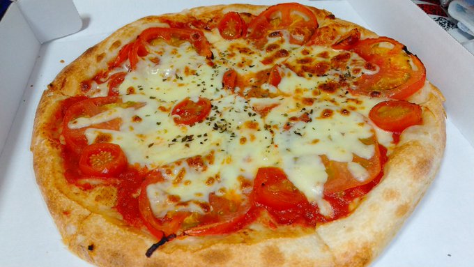 友達がピザ買いに行くと言うので
付いていって
ピザと半額の唐揚げ買って来た♪( '∀`)
ピザカルボ、安くて助かるw

久しぶりのピザ、美味しかったです(๑'ڡ`๑) 