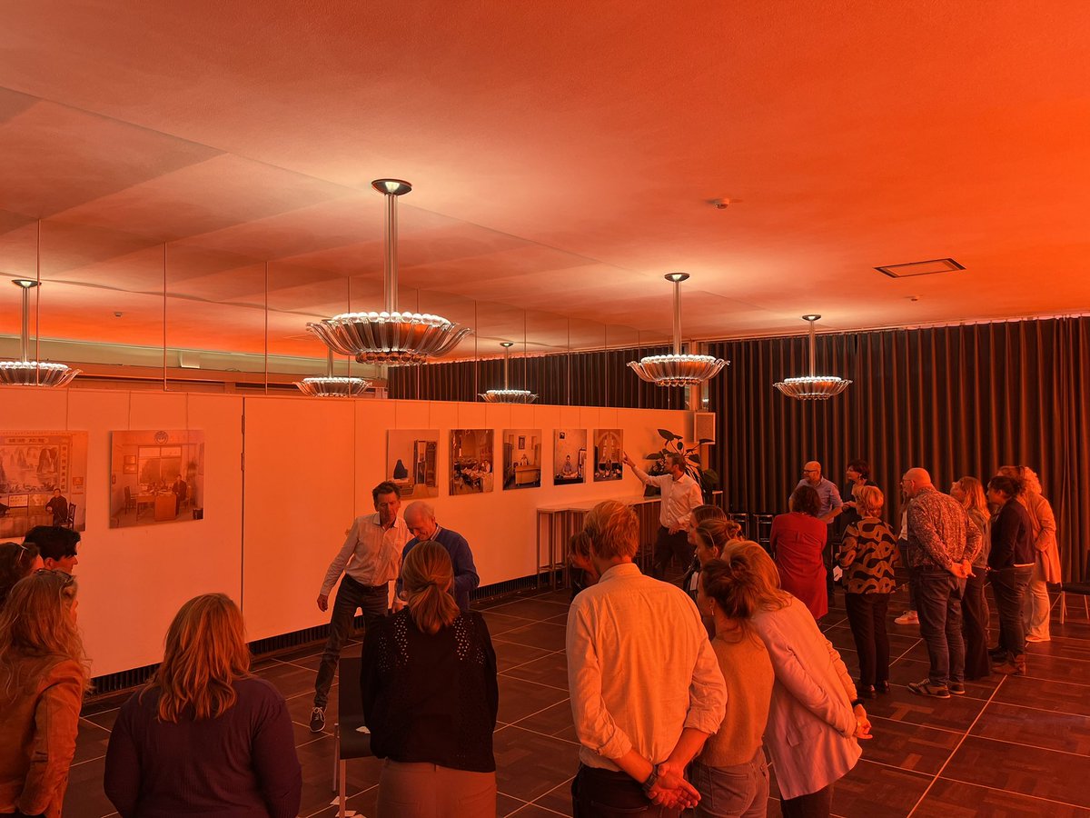 NFMD_NL's tweet photo. Bij de workshop theaterimprovisatie van @jospaauw draait het om openheid, creativiteit, flexibiliteit, vertrouwen, en fantasie. Stuk voor stuk belangrijke kenmerken van verbindend leiderschap! https://t.co/zinB22bcND