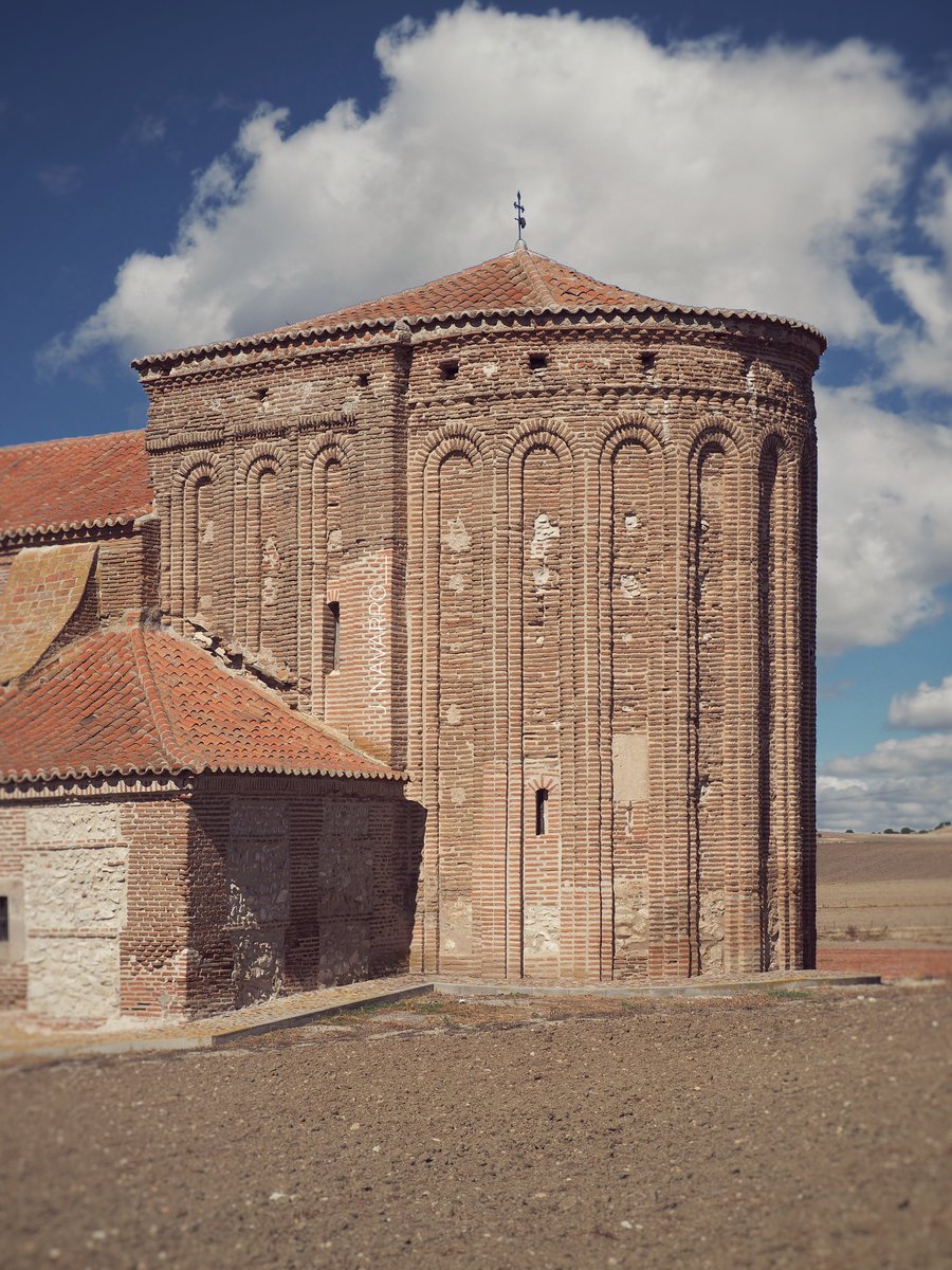 Jose_D_Navarro's tweet image. Cerca de #Arevalo nos encontramos con Donvidas y el #abside de ladrillo de su #Iglesia, fechado en el siglo XIII. Esbeltos arcos doblados recorren sus muros. 
#Avila #CastillayLeón #arquitectura #Patrimonio #Cultura #Arte #Historia
