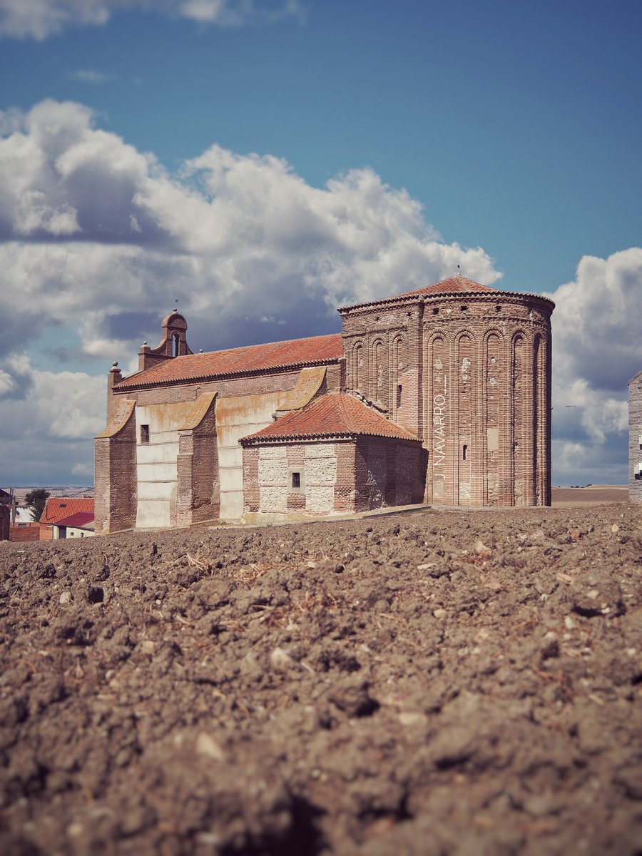 Jose_D_Navarro's tweet image. Cerca de #Arevalo nos encontramos con Donvidas y el #abside de ladrillo de su #Iglesia, fechado en el siglo XIII. Esbeltos arcos doblados recorren sus muros. 
#Avila #CastillayLeón #arquitectura #Patrimonio #Cultura #Arte #Historia